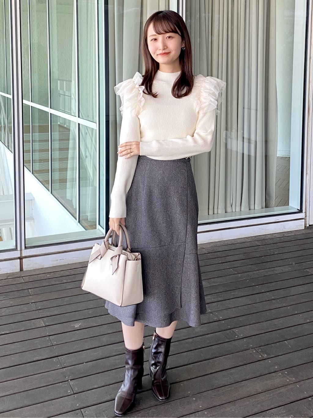 みさかさんの「index｜ショルダーチュールフリルハイネックニット【洗濯機OK／抗ピル】」を使ったコーディネート