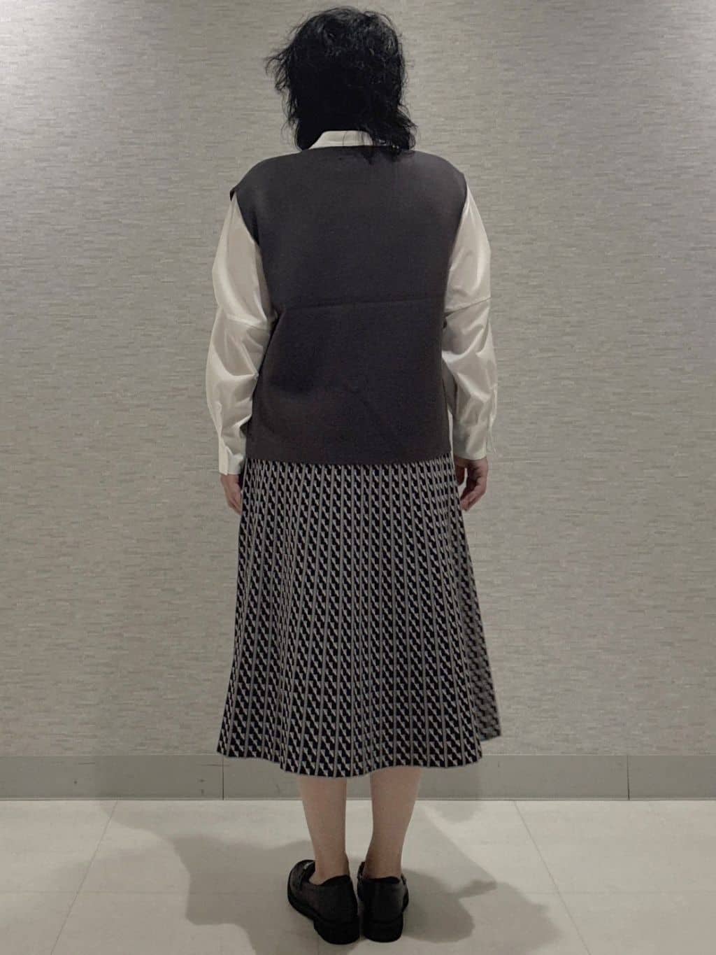 KOJIMAさんの「Reflect｜【さらっと一枚で決まる／重ね着にもおすすめ◎】タックスリーブシャツブラウス」を使ったコーディネート