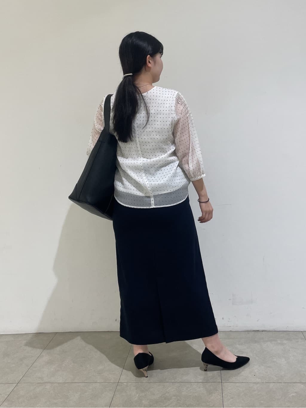 emikaさんの「INDIVI｜フロッキードットブラウス」を使ったコーディネート