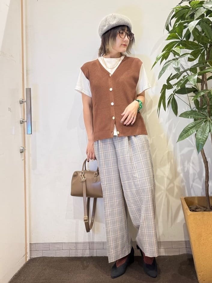 misakiさんの「SHOO･LA･RUE｜【S-LL】ゴールドボタンが上品 大人のニットベスト」を使ったコーディネート