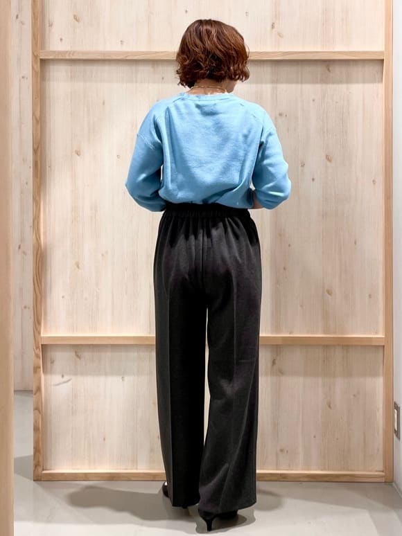 nakoさんの「THE SHOP TK｜【すっきりシルエットが叶う】大人のためのVネックニット/毛玉になりにくい/静電気防止/洗濯機OK」を使ったコーディネート