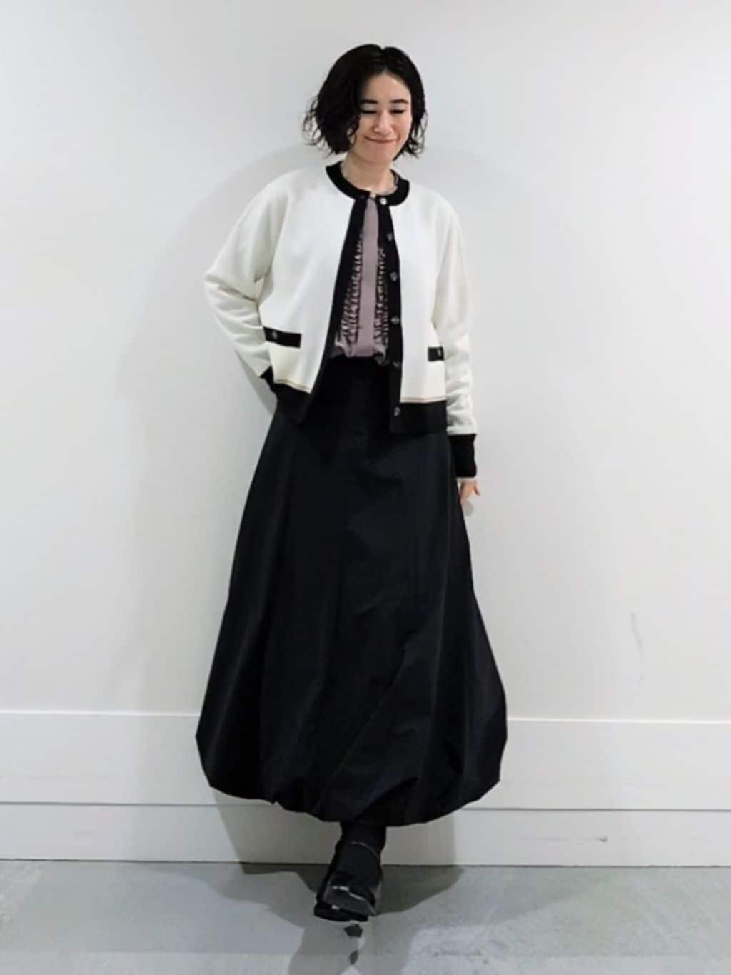 ミズタさんの「UNTITLED｜【1枚で着映え/オンオフ着回し】フリルサテンブラウス」を使ったコーディネート