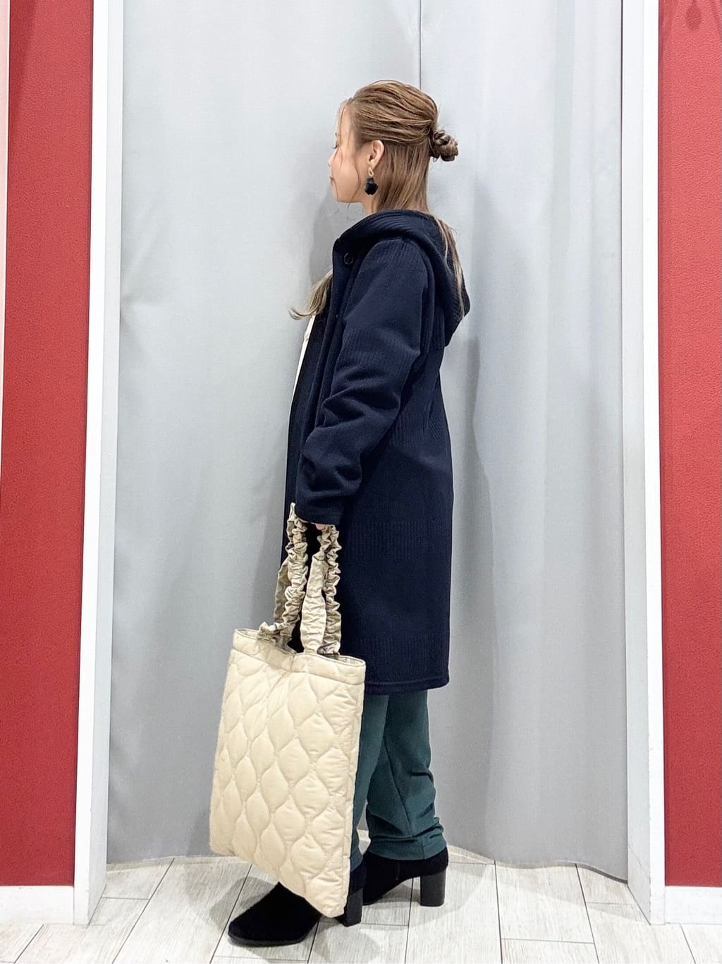 shioさんの「SHOO･LA･RUE｜【洗濯機可/ちくちくしにくい】大人のための スウェットライク刺繍ロゴニット」を使ったコーディネート