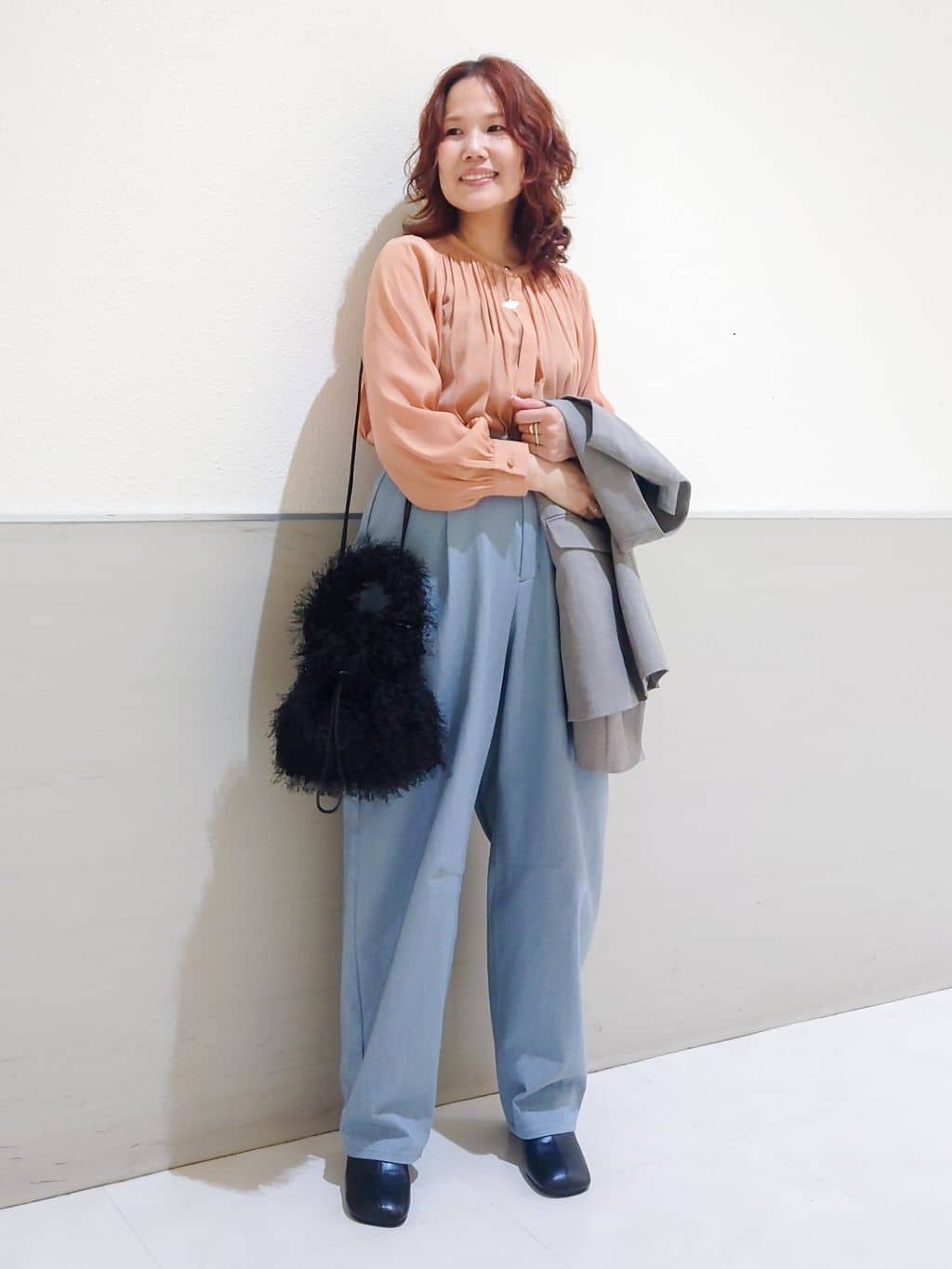 maruさんの「THE SHOP TK｜フリンジボア巾着バッグ」を使ったコーディネート