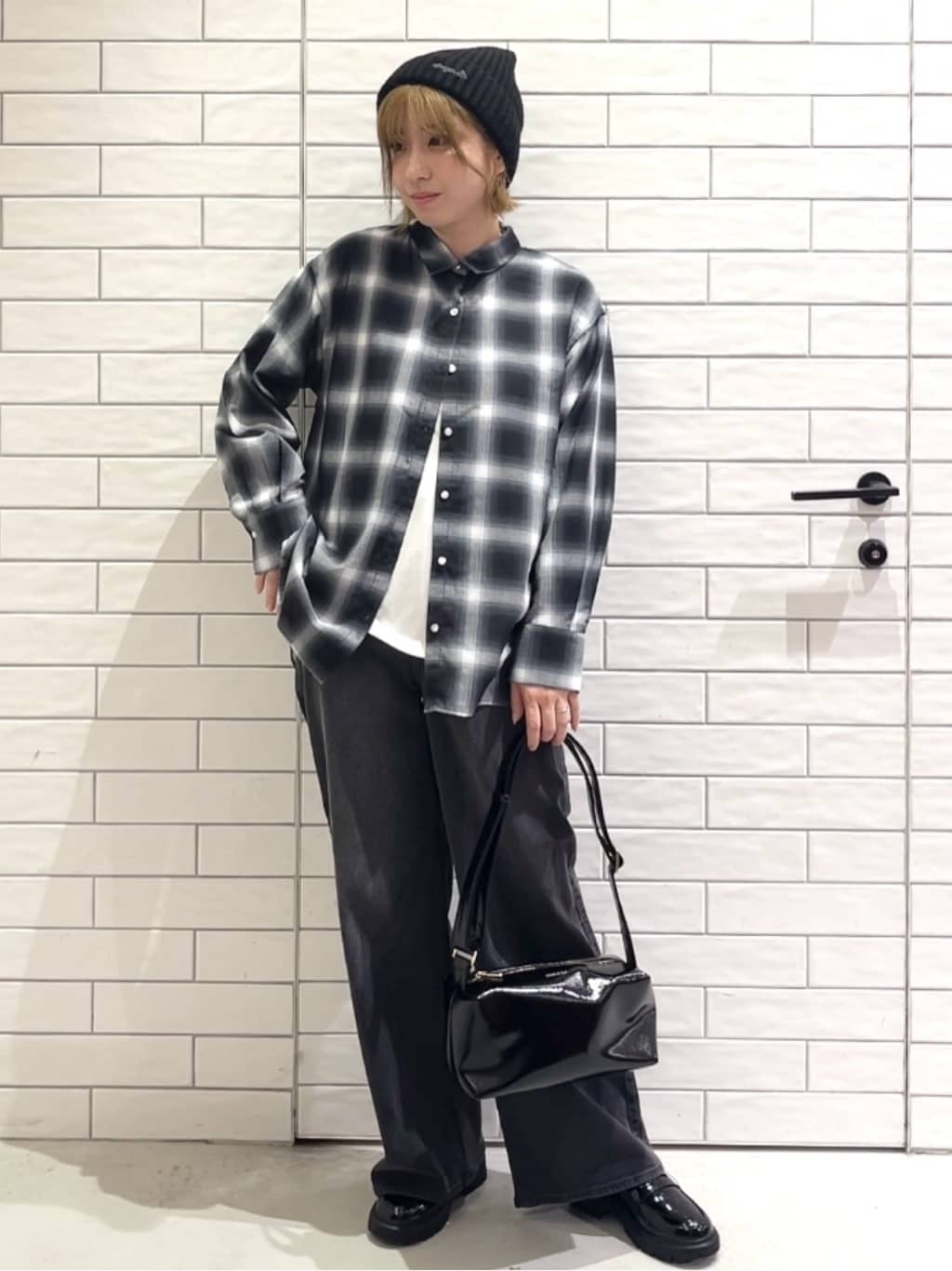 しおりさんの「OPAQUE.CLIP｜メタリック刺繍ロゴTシャツ【接触冷感／洗濯機洗い可】」を使ったコーディネート