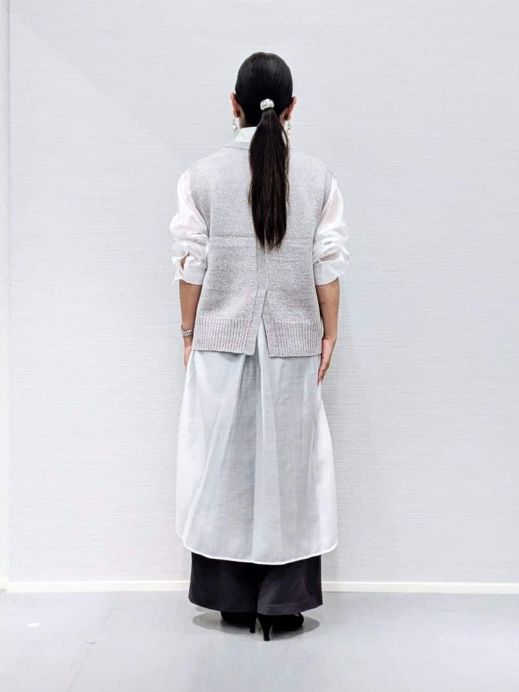 makkyさんの「UNTITLED｜【ニットと重ね着に/前開きボタン】シアーロングシャツ」を使ったコーディネート