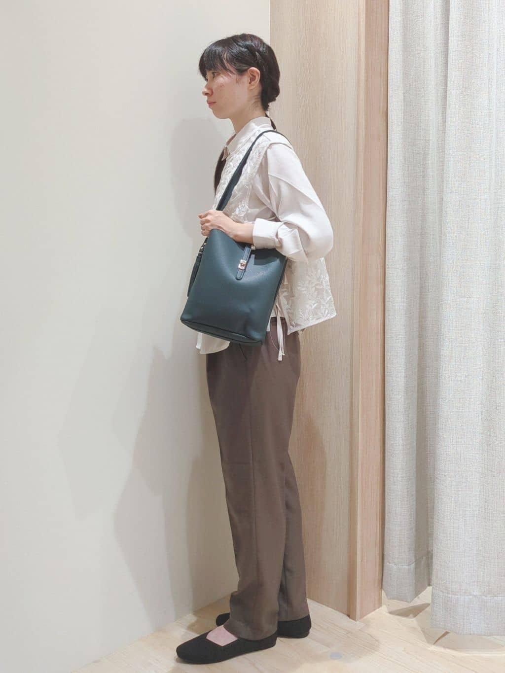 Yuiさんの「grove｜リーフ刺繍スパンコールベスト＆ブラウスセット」を使ったコーディネート