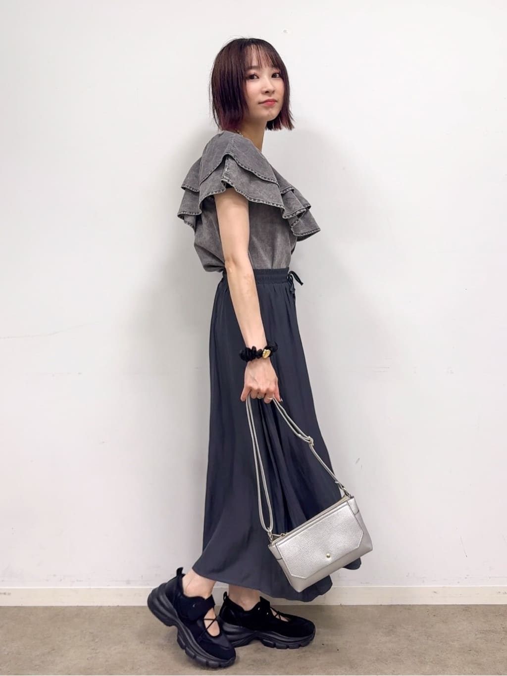 𝐜𝐡𝐢𝐤𝐚さんの「SHOO･LA･RUE｜【セットアップ可/前後2WAY/オフショル2WAY】着こなしを楽しめる デニムフリルブラウス」を使ったコーディネート