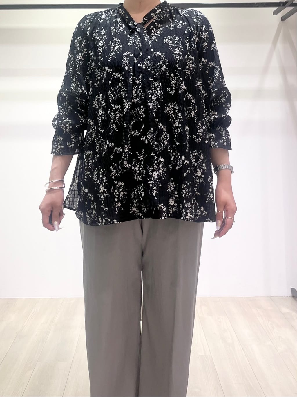 hasuさんの「INDIVI｜【モノトーン小花柄／シャーリング素材】ボリューム袖エアリーブラウス」を使ったコーディネート