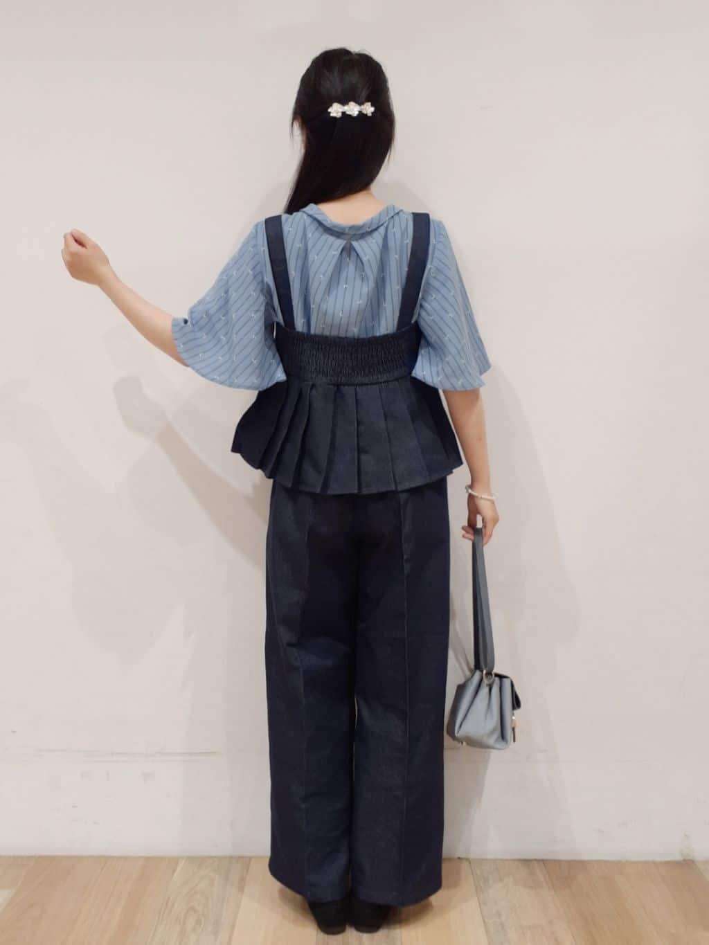 にこさんの「grove｜【2点SET/体型カバー】夏から秋まで着まわせる！プリーツビスチェセットアップ」を使ったコーディネート
