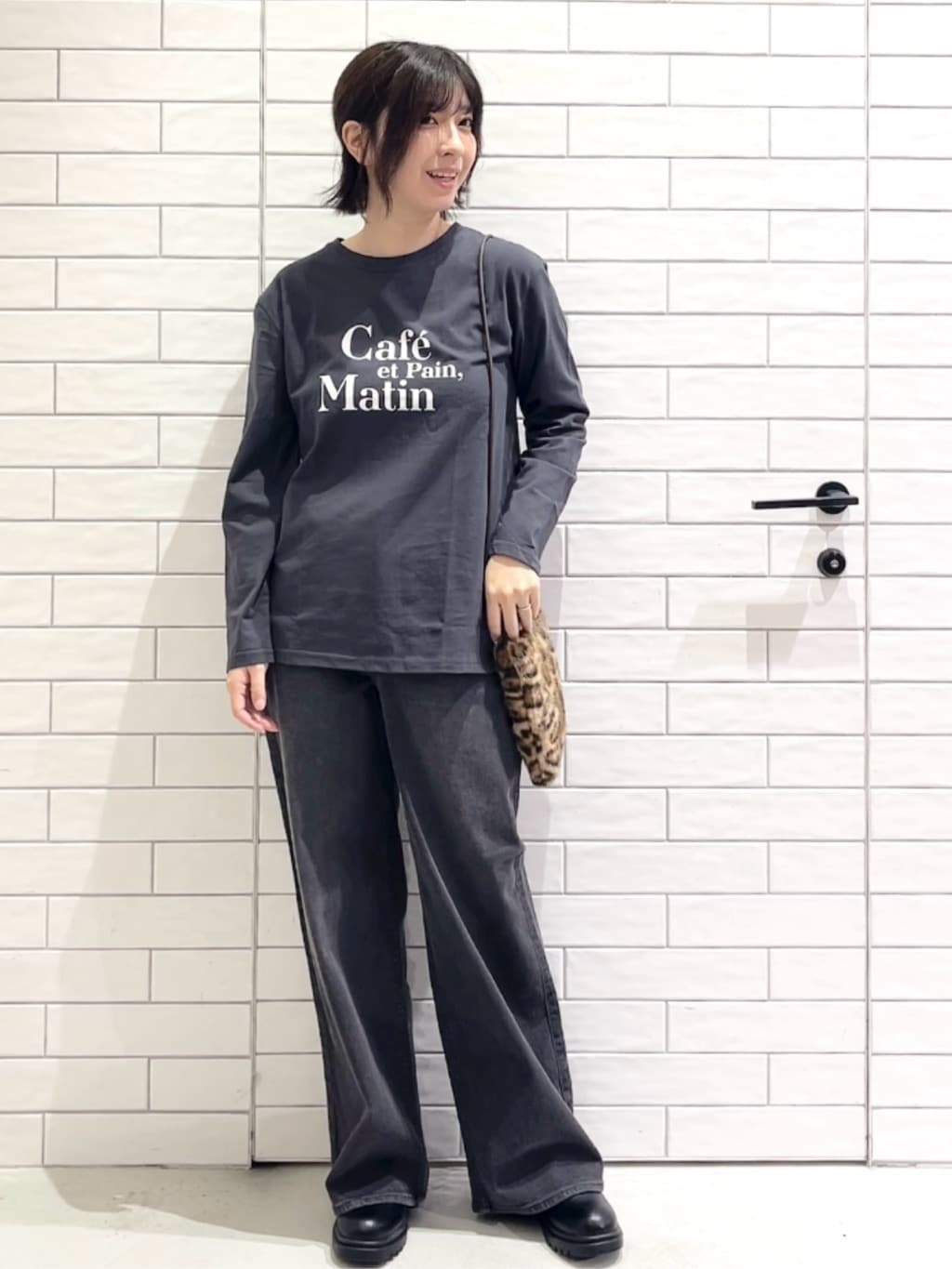 しおりさんの「OPAQUE.CLIP｜ロングロゴTシャツ【洗濯機OK】」を使ったコーディネート