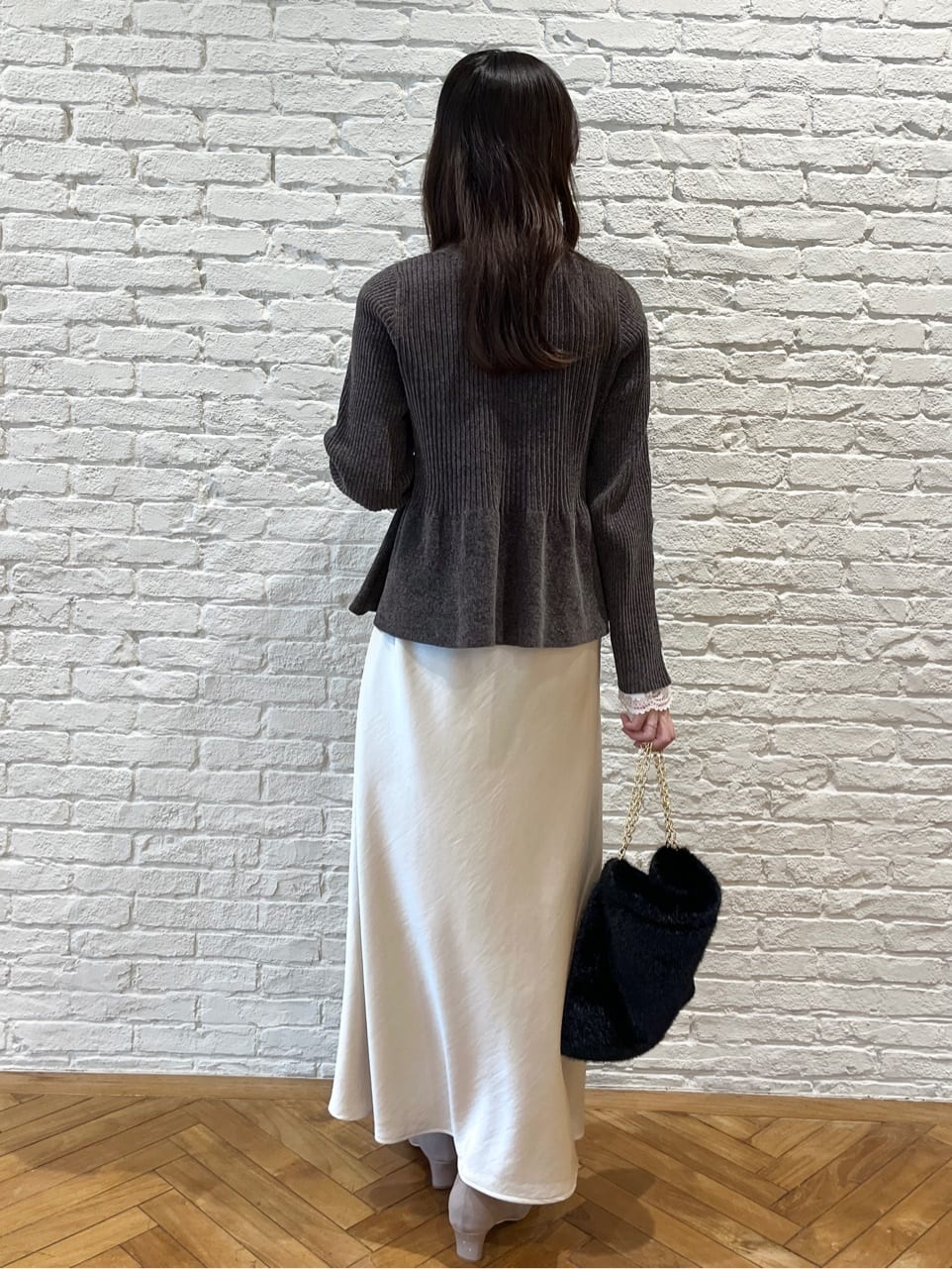 はばさんの「Couture brooch｜【袖口レース・着映え】短毛モールペプラム カーデ」を使ったコーディネート