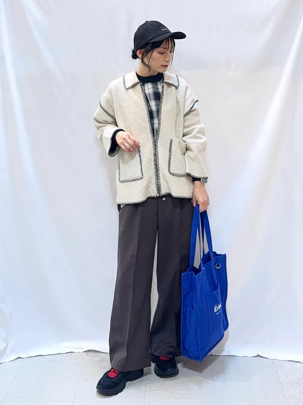 𝐇𝐢𝐫𝐨𝐦𝐢さんの「SHOO･LA･RUE｜配色ステッチがポイント 襟付きジップニットカーディガン」を使ったコーディネート