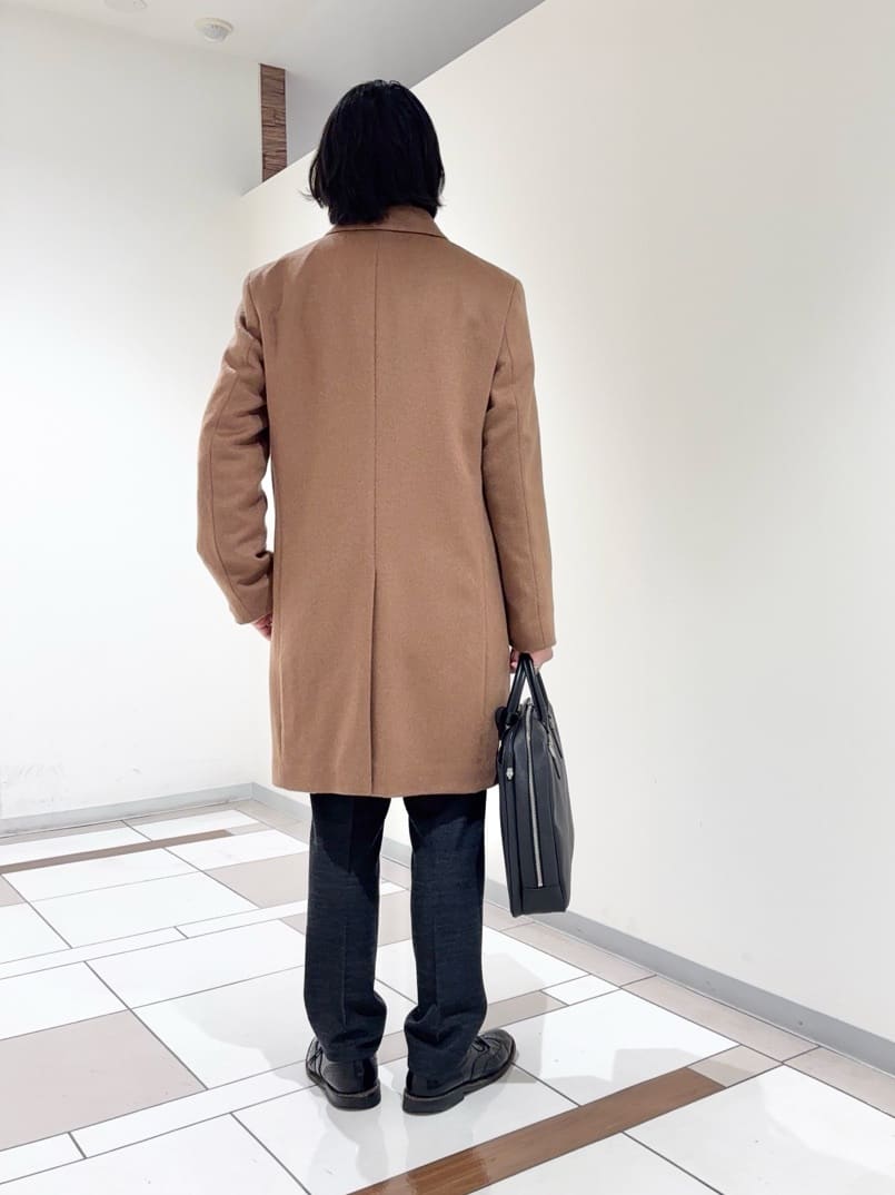 及川さんの「TAKEO KIKUCHI｜カシミヤブレンド ビーバー調ステンカラーコート」を使ったコーディネート