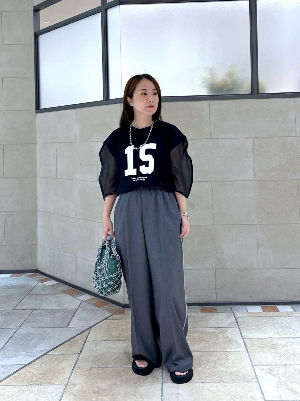 よねさんの「INDIVI｜【セットアップ可能】サキソニーサイドラインパンツ」を使ったコーディネート