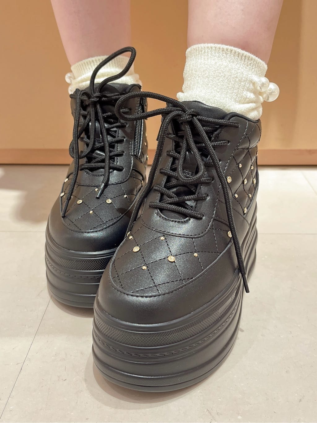 このかさんの「ESPERANZA｜【EC先行販売】きゅんフィット厚底フラットキルティングスタッズスニーカー」を使ったコーディネート