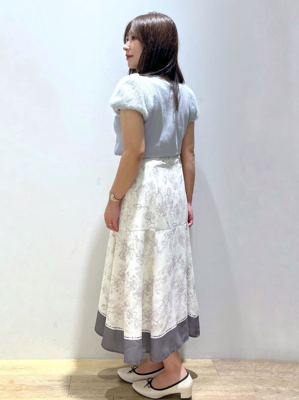 さやかさんの「index｜《6色展開》フェザーパフスリーブVネックニット【洗濯機洗い可】」を使ったコーディネート