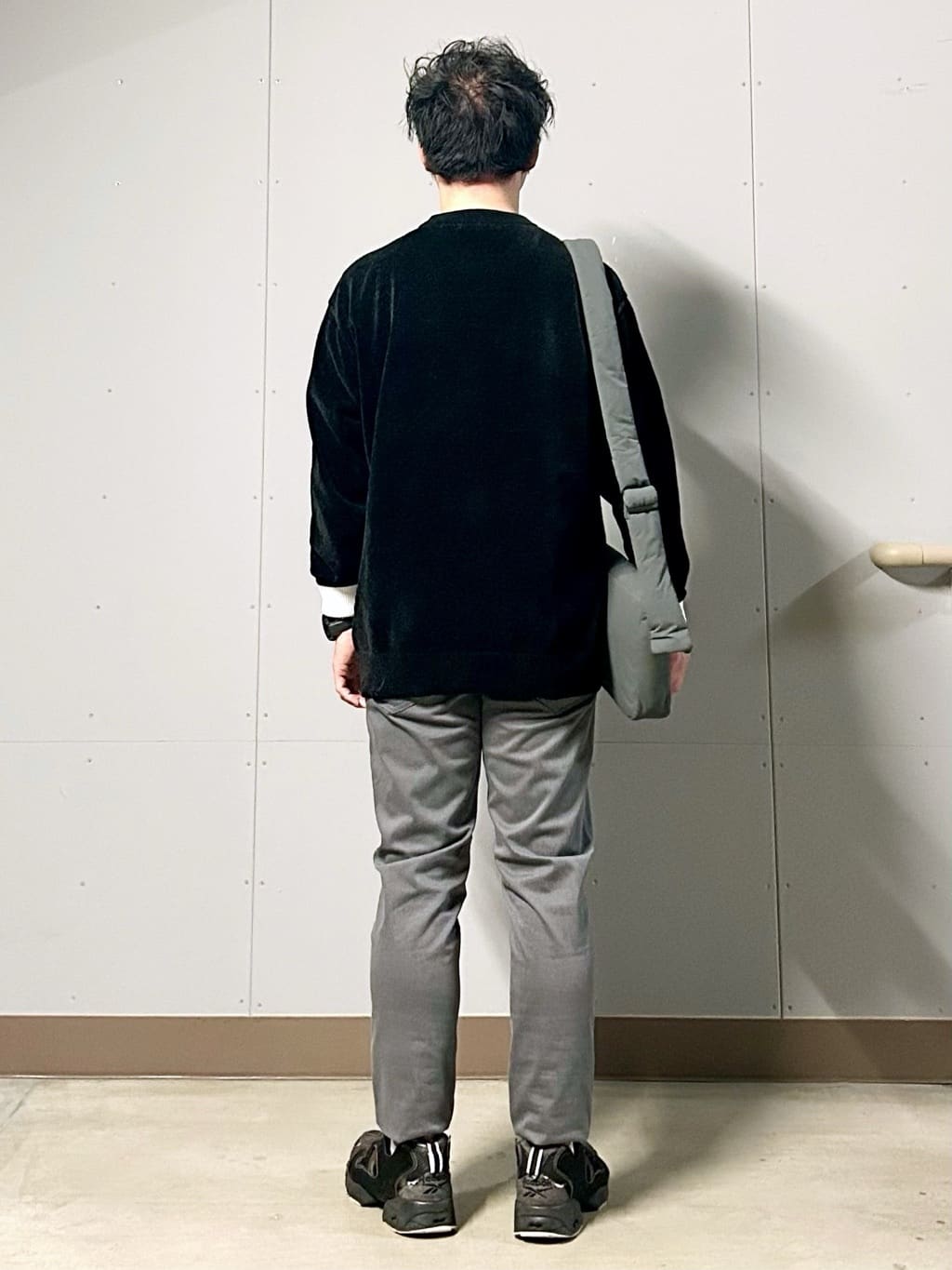 KENJI Iさんの「THE SHOP TK｜【触れるたびに心地良い】ライトモールニット　洗濯機OK/ユニセックスでおすすめ！」を使ったコーディネート