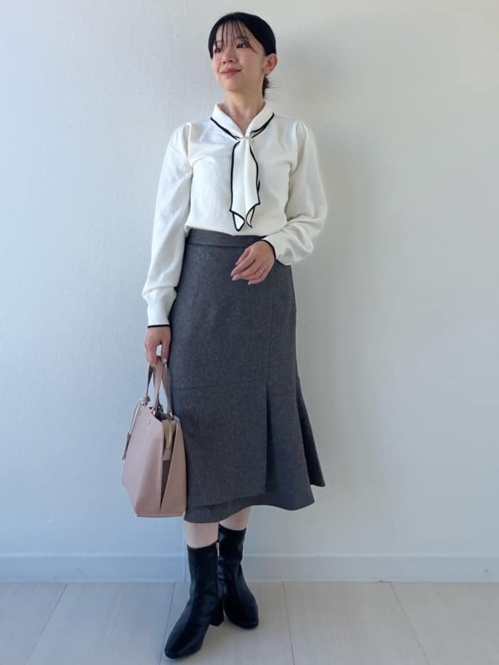 Mori Moriさんの「index｜ゴールドパーツ付きボウタイニット【洗濯機OK】《10col／XS～LL》」を使ったコーディネート