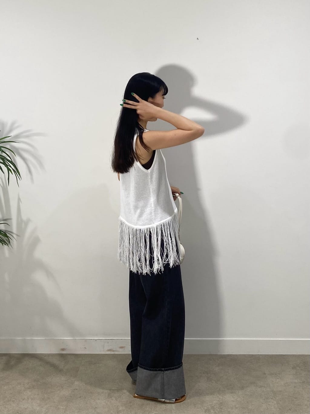 rinaさんの「INDIVI｜スリーブレスフリンジニット」を使ったコーディネート
