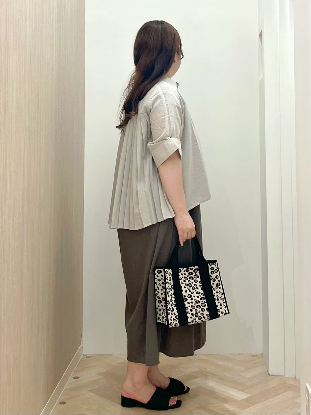 akariさんの「grove｜【2WAY】1枚でも羽織っても。使える大人のシャツスタイル」を使ったコーディネート