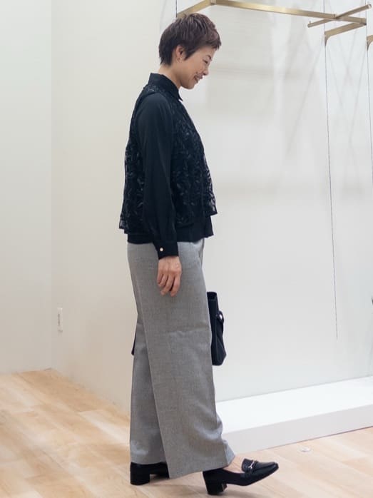 シュウコさんの「grove｜リーフ刺繍スパンコールベスト＆ブラウスセット」を使ったコーディネート