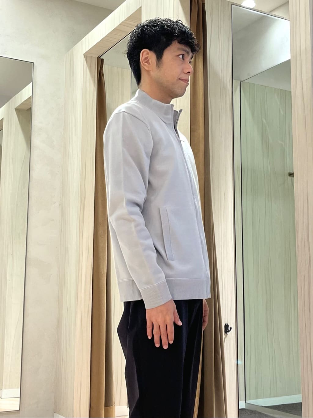 URAさんの「TAKEO KIKUCHI｜アンチピリング ジップアップ ニット」を使ったコーディネート