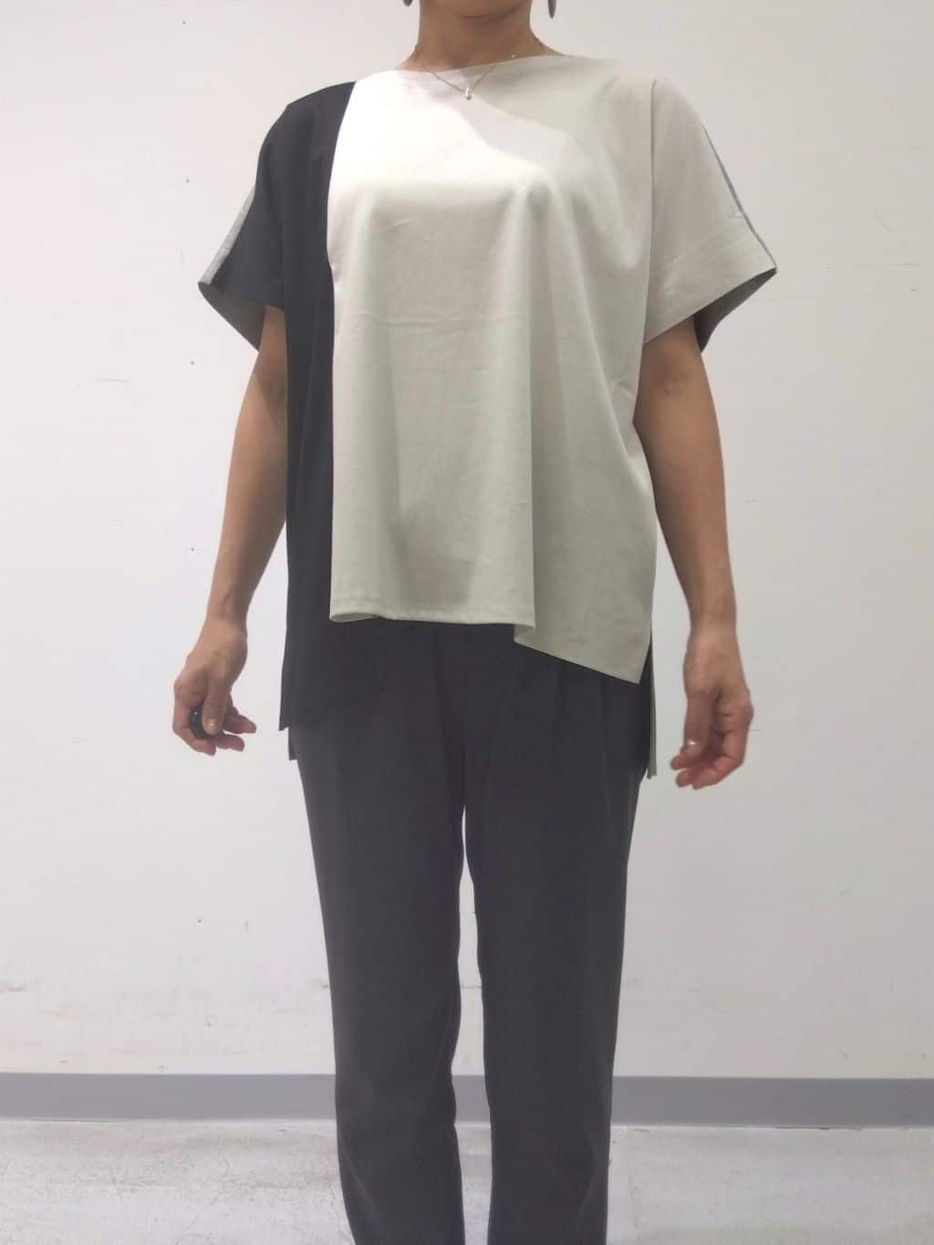Kさんの「INDIVI｜【洗える／汗ジミ防止】バイカラー＆アシメヘム Tシャツ」を使ったコーディネート