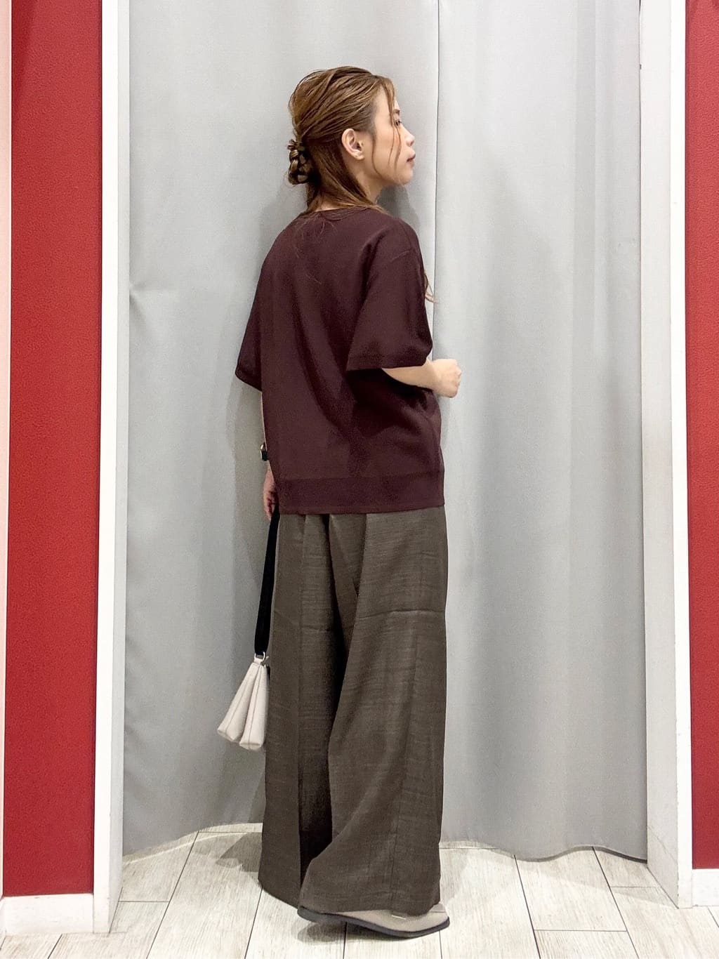 shioさんの「SHOO･LA･RUE｜【S-LL/洗濯後しわになりにくい】ゴールドパーツできれい見え 麻調タックワイドパンツ」を使ったコーディネート
