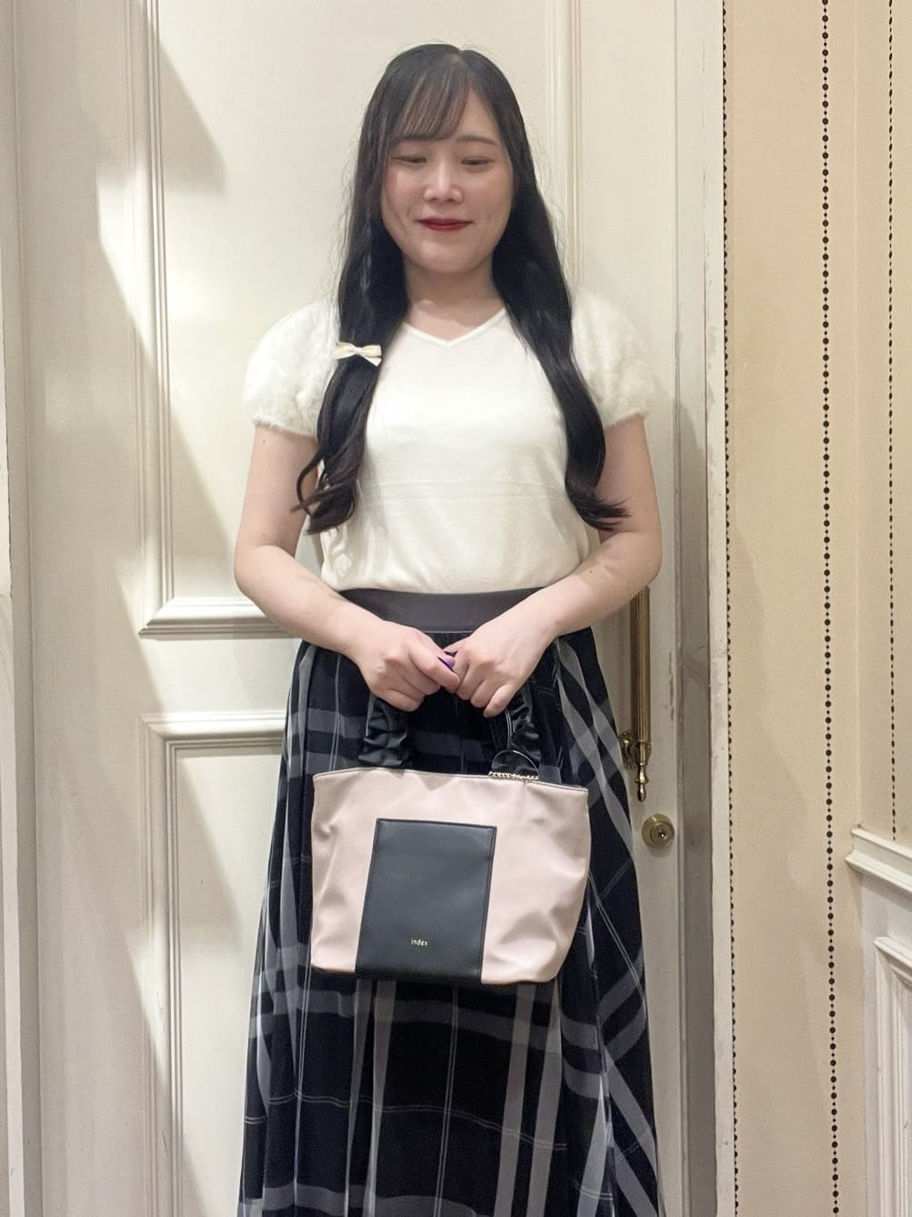 Hitomiさんの「index｜《6色展開》フェザーパフスリーブVネックニット【洗濯機洗い可】」を使ったコーディネート