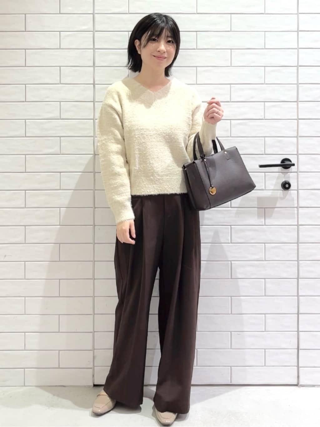 しおりさんの「OPAQUE.CLIP｜スパンコールフェザーVネックニット【洗濯機OK】」を使ったコーディネート