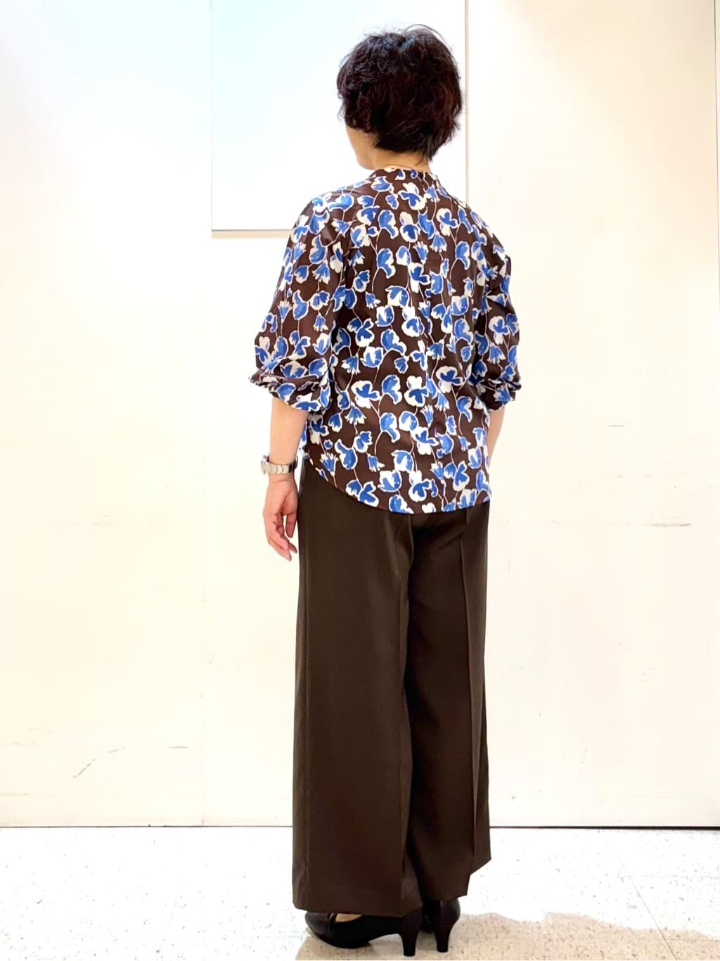 ヤスコさんの「Reflect｜【ジャケットのインナーにおすすめ◎】花柄タックデザインブブラウス」を使ったコーディネート