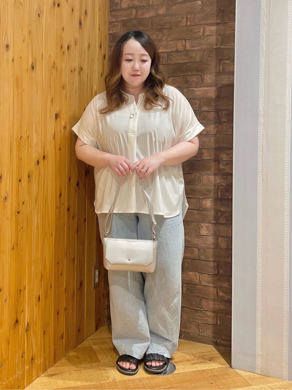 Risaさんの「SHOO･LA･RUE｜暑い夏も軽やかに デニムイージーワイドパンツ」を使ったコーディネート