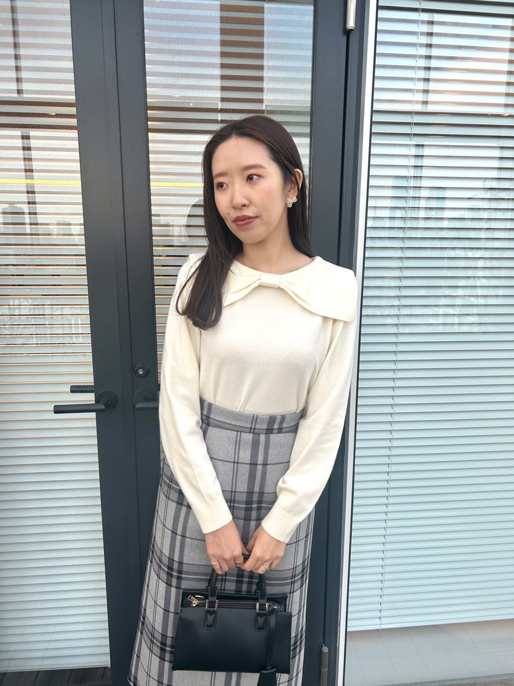 teiさんの「Couture brooch｜リボンカラーデザインニット」を使ったコーディネート