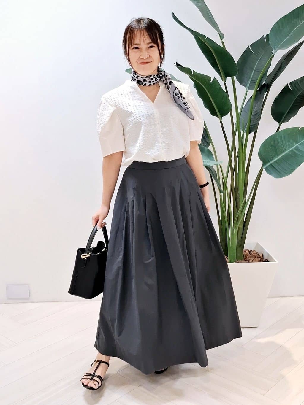 YuKaRiさんの「UNTITLED｜【吸水速乾/ストレッチ/Vネック】フォルムスリーブ ブラウス」を使ったコーディネート