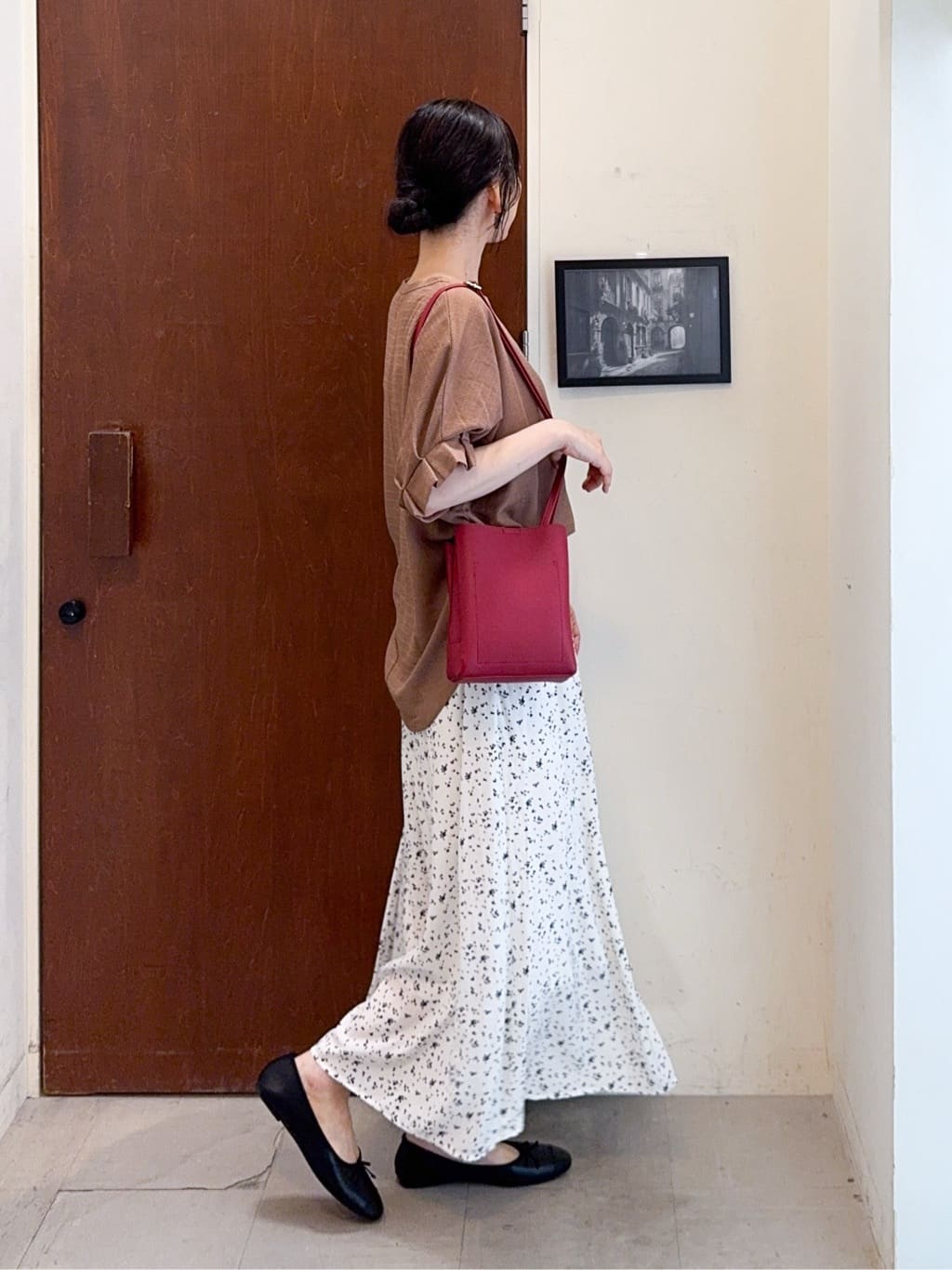 𝐇𝐢𝐫𝐨𝐦𝐢さんの「SHOO･LA･RUE｜【S-LL/裏地ひんやり】スカート見えで上品に マットサテンスカーチョ」を使ったコーディネート