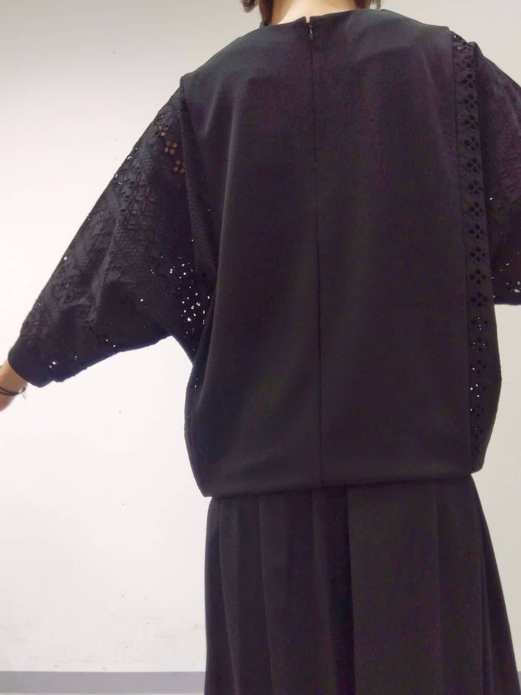 Kさんの「INDIVI｜【クールエアー素材／UVケア／セットアップ可能】エアリーフレアパンツ」を使ったコーディネート
