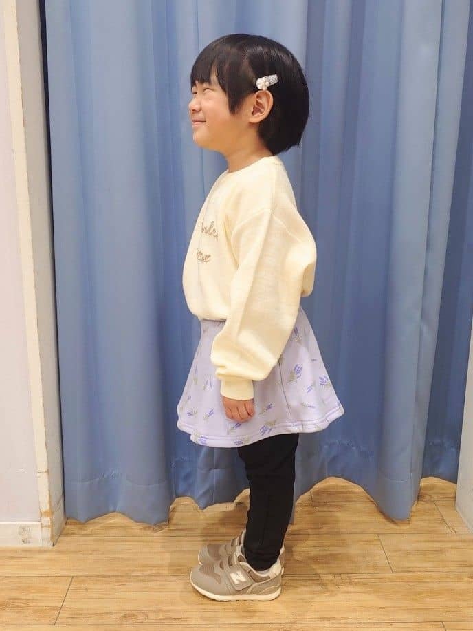 Yuiさんの「SHOO･LA･RUE｜【100-150cm/リンク可/洗濯機可】ウェットライク刺繍ロゴニット」を使ったコーディネート