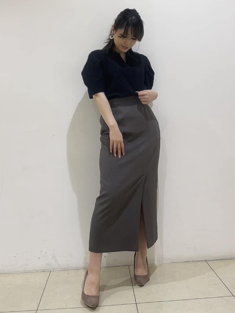 watanabeさんの「UNTITLED｜【吸水速乾/ストレッチ/Vネック】フォルムスリーブ ブラウス」を使ったコーディネート