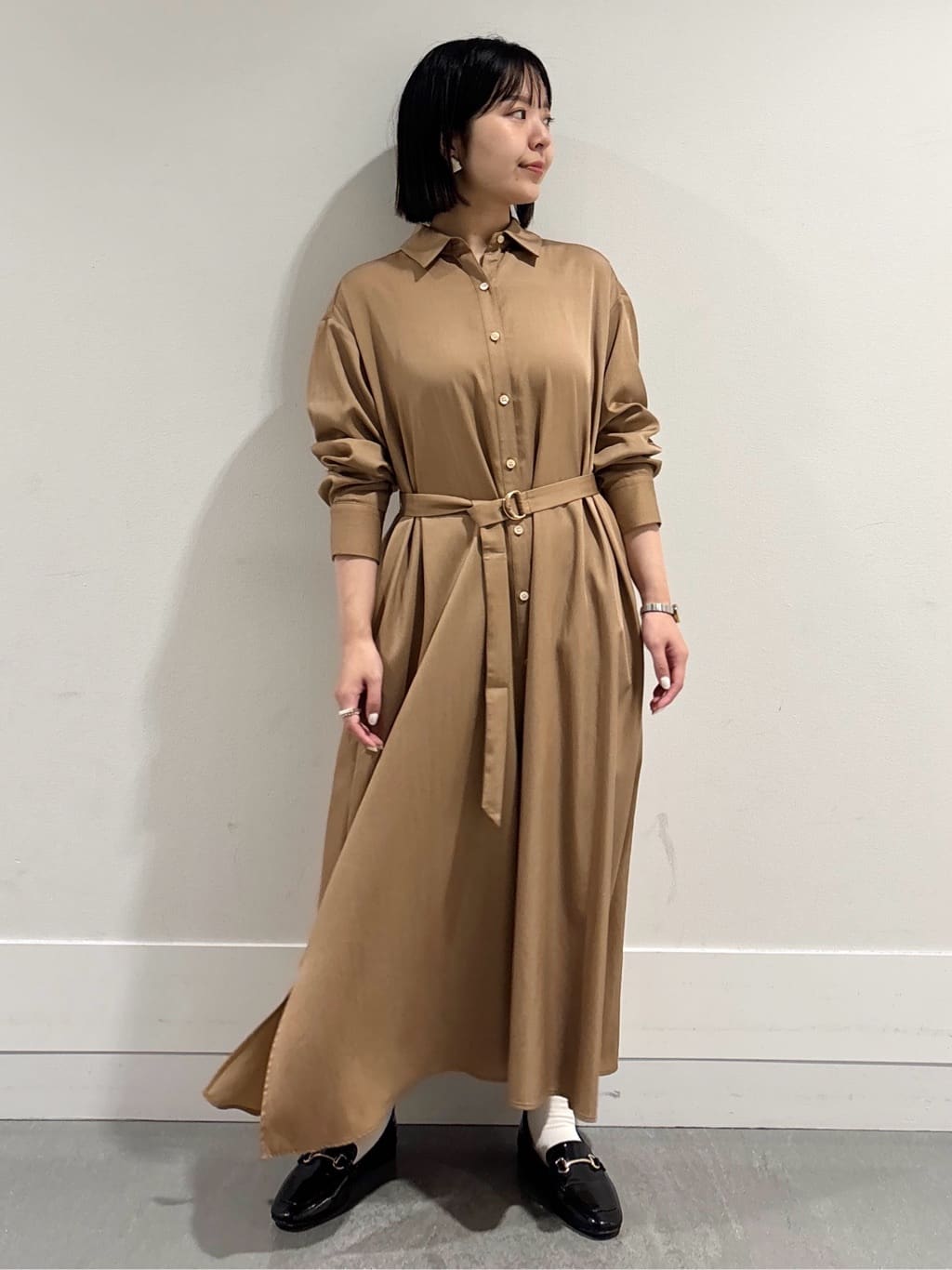 モエカさんの「UNTITLED｜【前開きボタン/ベルト付/羽織シャツ/】2WAYトレンチ風ワンピース」を使ったコーディネート