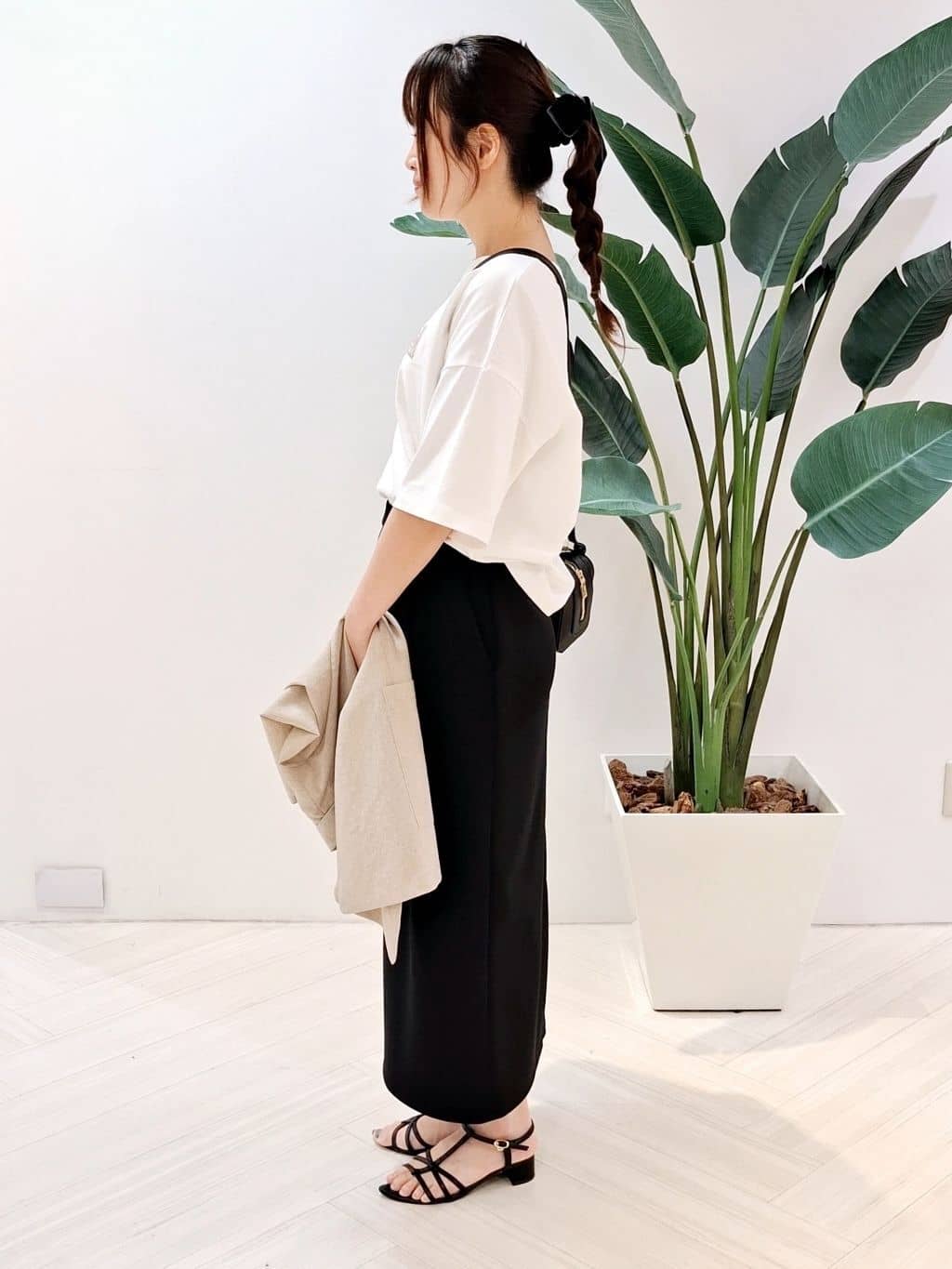 YuKaRiさんの「UNTITLED｜【コットン100/ゆったり/ショート丈/洗える】ベロアロゴTシャツ」を使ったコーディネート