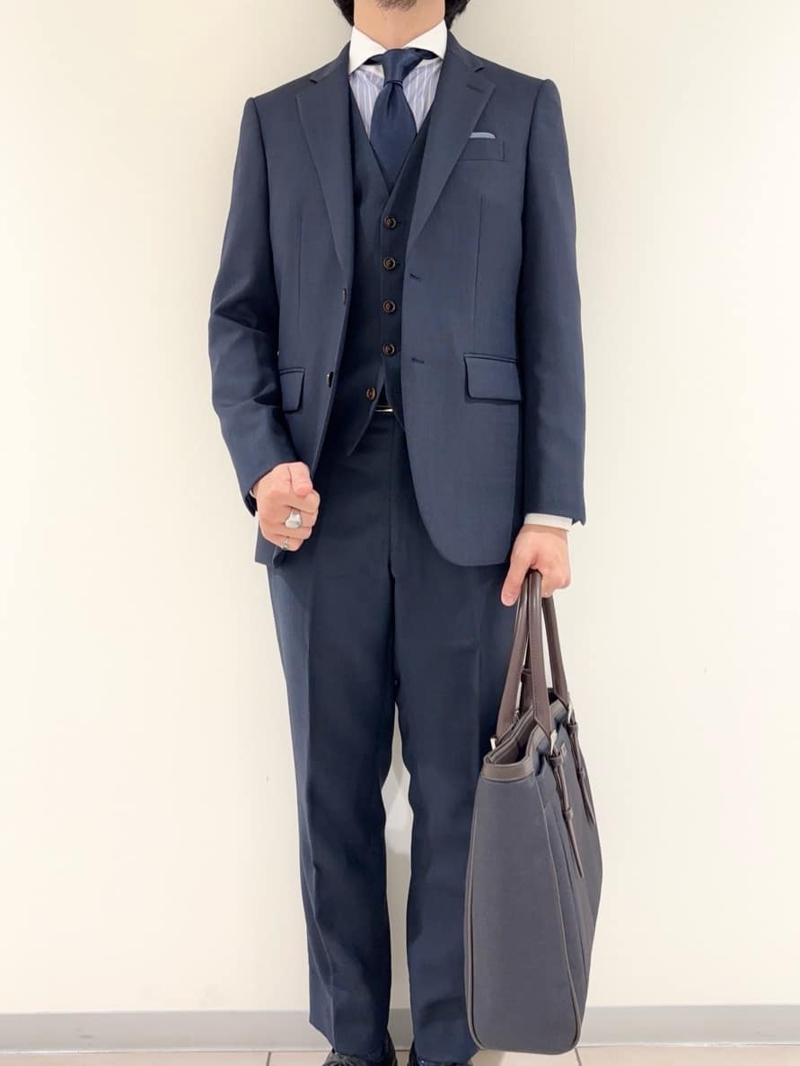 及川さんの「TAKEO KIKUCHI｜【Three by Three】シャイニーシャークピンヘッド スーツ/3ピース対応可」を使ったコーディネート