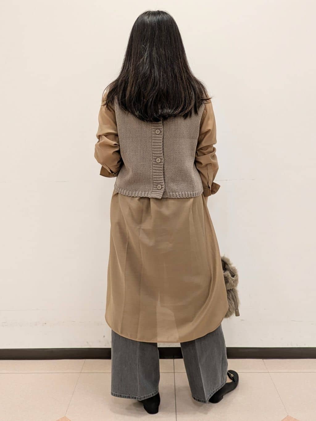 ともさんの「UNTITLED｜【ニットと重ね着に/前開きボタン】シアーロングシャツ」を使ったコーディネート