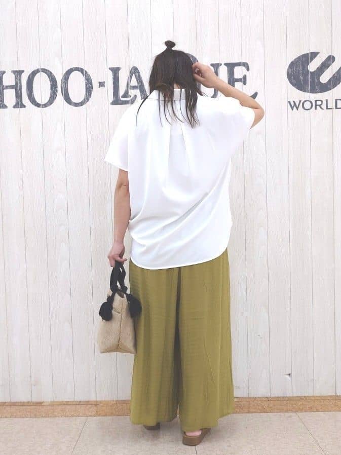とろろさんの「SHOO･LA･RUE｜【洗える/S-LL/プチプラ】さらっとすっきりきれい見え スキッパーブラウス」を使ったコーディネート