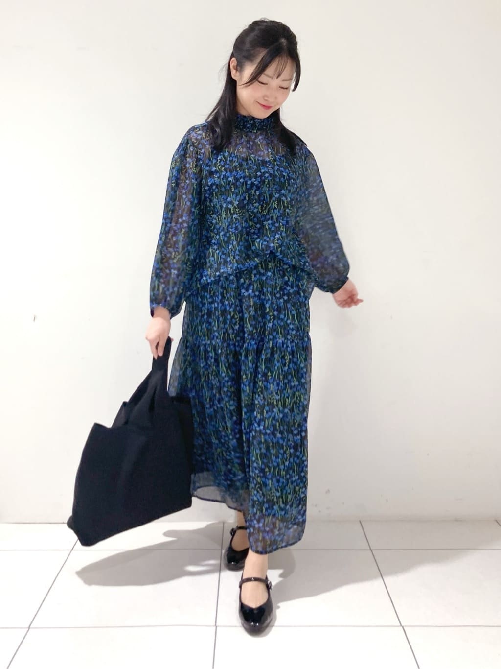 momokoさんの「INDIVI｜【秋映え柄/セットアップ可能】フラワーシフォンブラウス」を使ったコーディネート