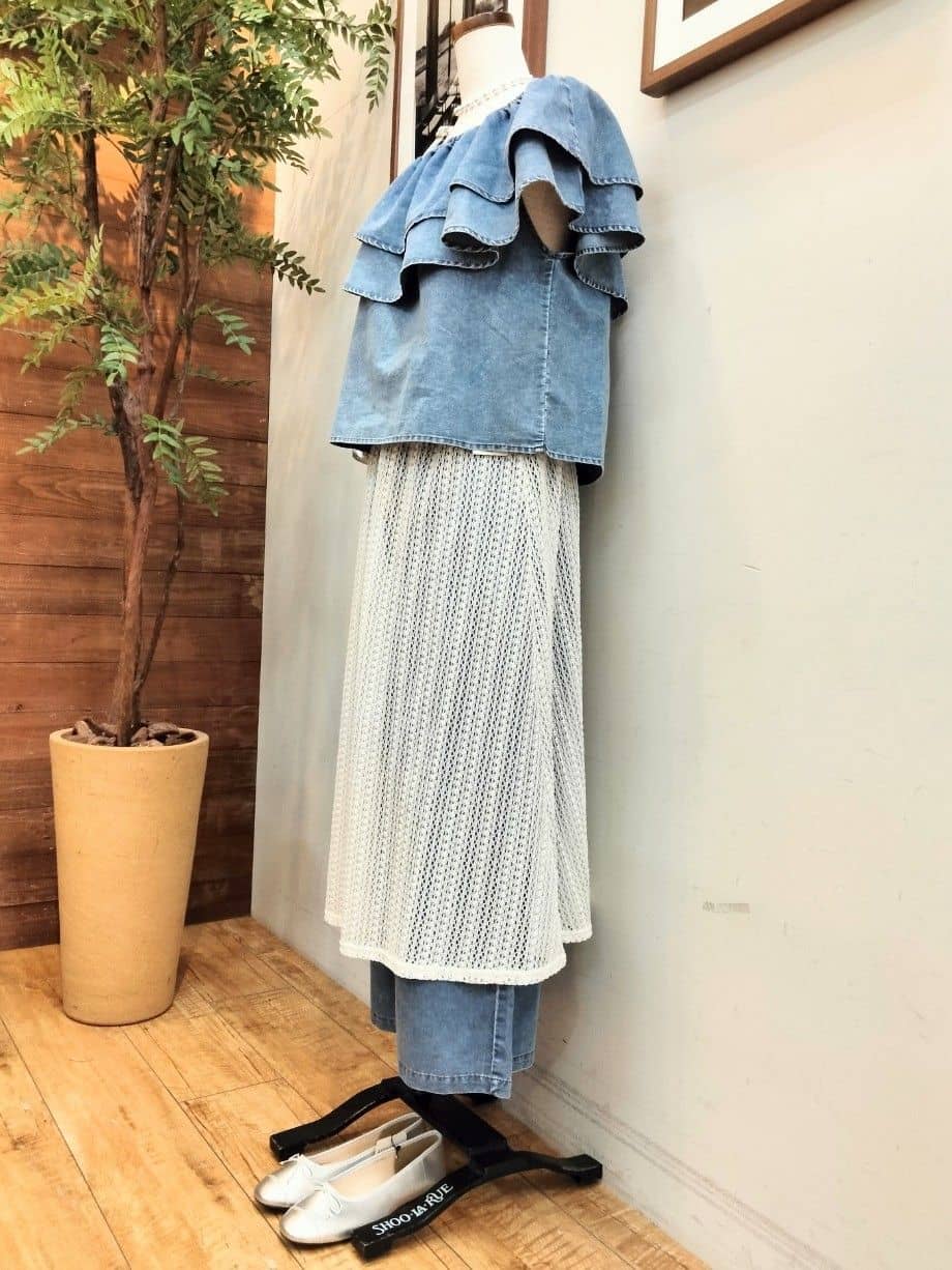 うっちーさんの「SHOO･LA･RUE｜【セットアップ可/前後2WAY/オフショル2WAY】着こなしを楽しめる デニムフリルブラウス」を使ったコーディネート
