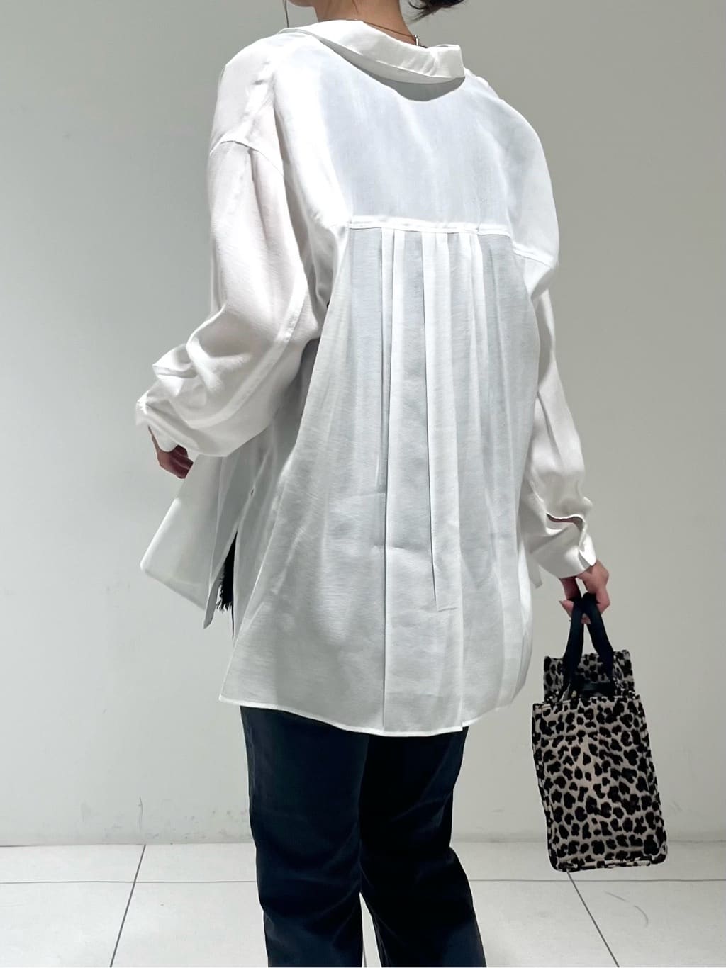 shioriさんの「INDIVI｜【体型カバー／清涼感】シアーオーバーシャツ」を使ったコーディネート