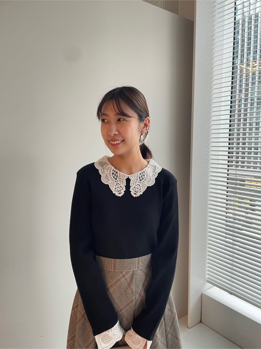 abeさんの「Couture brooch｜【通勤・大人可愛い】TRチェックスカート」を使ったコーディネート