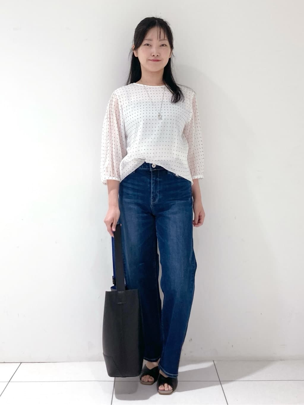 momokoさんの「INDIVI｜フロッキードットブラウス」を使ったコーディネート