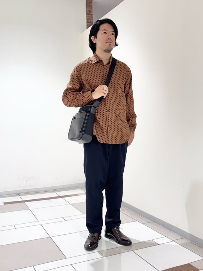 及川さんの「TAKEO KIKUCHI｜ボーラーハット柄 長袖シャツ」を使ったコーディネート